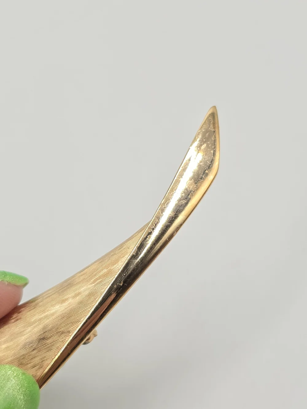 VTG Crown Trifari Brooch Gold Tone Ribbon Pin Brushed Finish Modernist 3.5